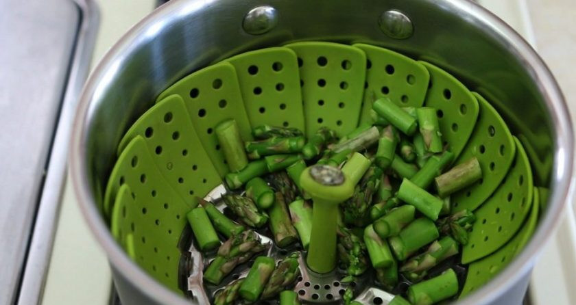 1. Этап. Пюре из рыбы, нута и спаржи: 3. Спаржу нарежьте небольшими кусочками и отправьте вариться на пару в течение 5 минут.