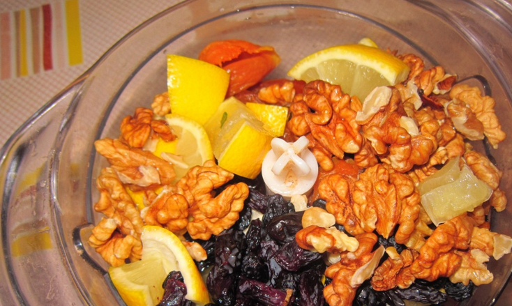 1. Этап. Витаминная бомба для иммунитета: При помощи мясорубки или блендера измельчаем сухофрукты и орехи. Добавляем мед и лимон, тщательно перемешиваем массу.