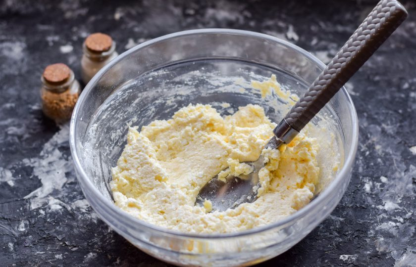 1. Этап. Сырники для диабетиков: Тщательно перемешайте.