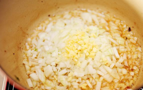 1. Этап. Спагетти с фрикадельками: В ту же кастрюлю бросить лук и чеснок.