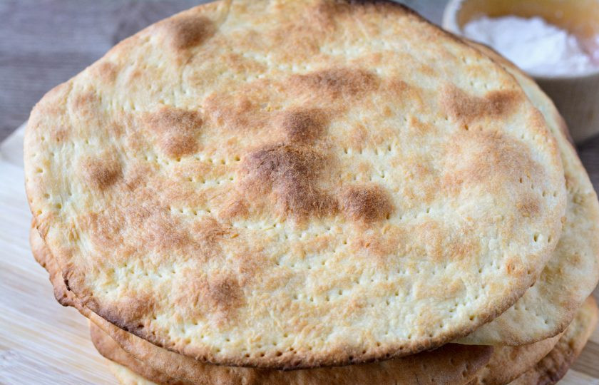 1. Этап. Торт Наполеон советский: Выпекайте коржи в разогретой до 200 градусов духовке 4-5 минут. Готовые коржи выкладывайте один на другой.