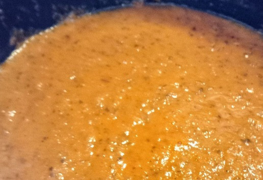 1. Этап. Малай кофта: В ёмкость добавьте томаты в собственном соку. Пробейте содержание ёмкости блендером до однородности. Затем влейте сливки, доведите до кипения. Уменьшите огонь и тушите 10 минут.