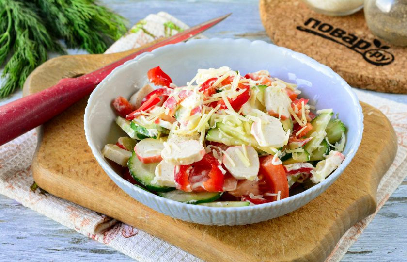 1. Этап. Салат Спартак: Добавьте в салат натертый сыр и снова перемешайте.