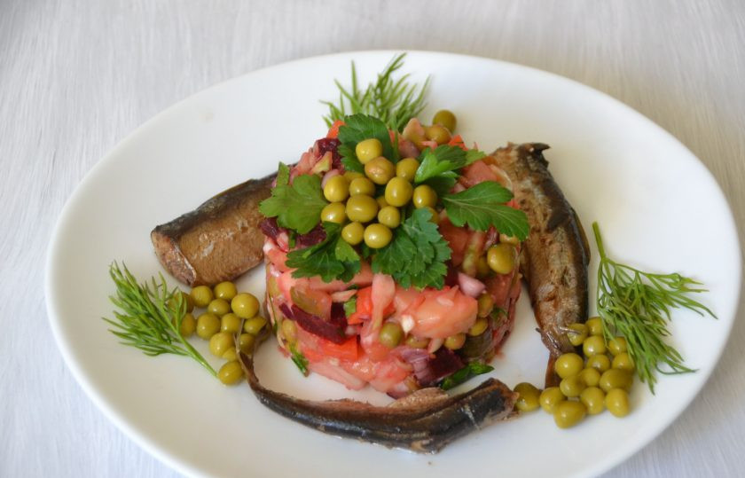 1. Этап. Винегрет со шпротами: Подавайте винегрет вместе со шпротами. Получилось прекрасное сочетание вкусов. Такое блюдо может украсить любой праздничный стол. Приятного аппетита!