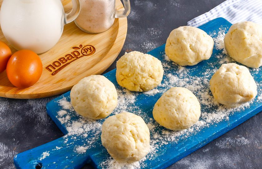 1. Этап. Наполеон с лимонным кремом: Влейте ледяную воду и соберите тесто в один колобок. Затем разделите его на порционные части и каждую из них скатайте в колобок. Поместите на 5-10 минут в морозильную камеру.