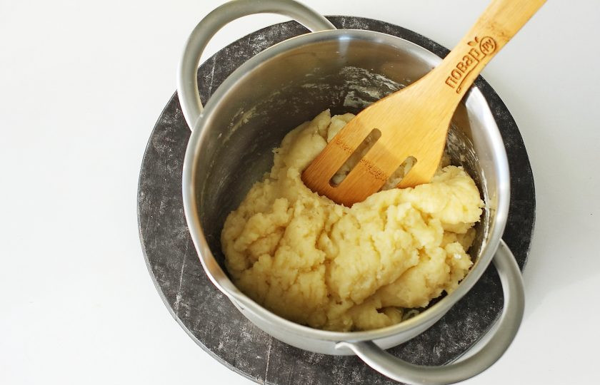 1. Этап. Сладкие клецки: Помешивая, прогрейте на маленьком огне, до образования однородной густой массы.