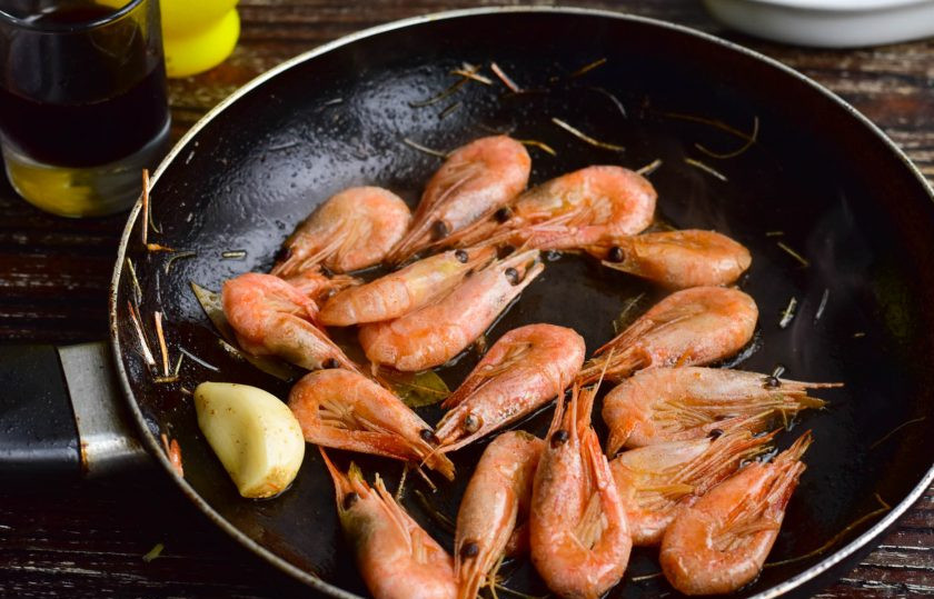 1. Этап. Креветки по-португальски: Обжарьте их в течение 30-40 секунд.