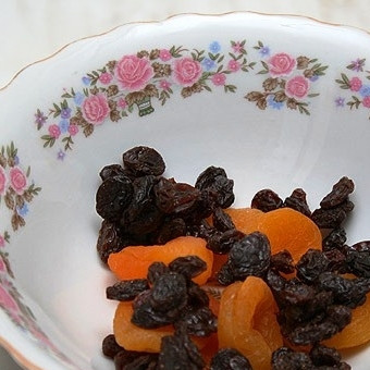 1. Этап. Корзинки с пшенной кашей: Первое, что нужно сделать - залить изюм и курагу кипятком и оставить так на 30 минут.