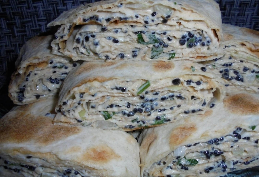 1. Этап. Лаваш с тунцом консервированным: 7. Нарезаю лаваш толстыми кусочками и подаю к столу, приятного аппетита!