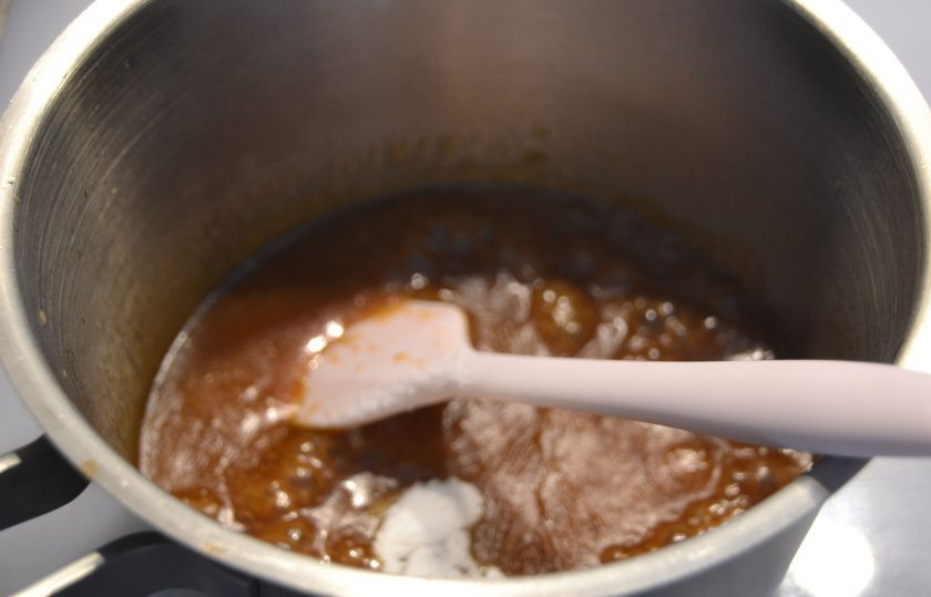 1. Этап. Капкейки с соленой карамелью: Влейте сюда же теплые сливки, добавьте ванильный сахар, хорошо размешайте до однородности. Добавьте по вкусу соль, поставьте снова на огонь.