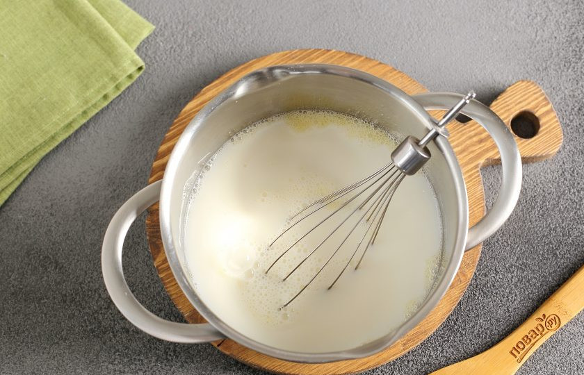 1. Этап. Блины на праздничный стол: Добавьте молоко. Можно взять молоко и воду в равных пропорциях.