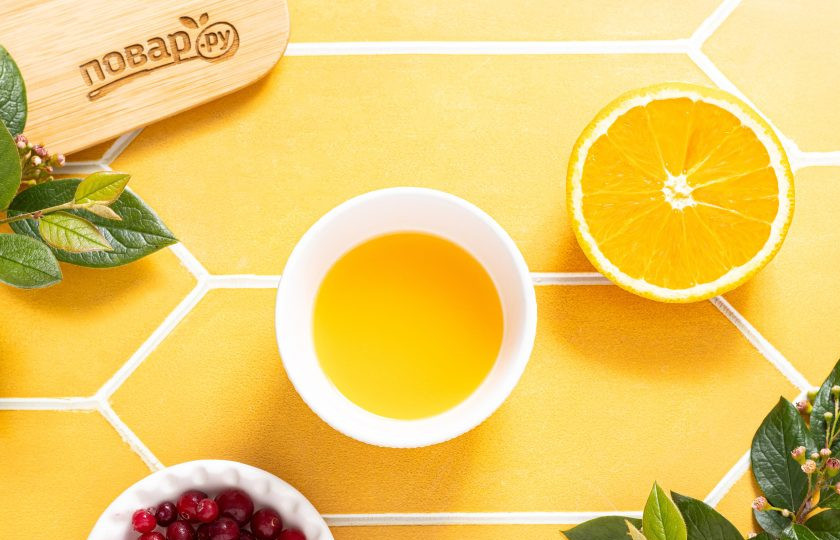 1. Этап. Клюквенный напиток: Из апельсина выжмите сок. Процедите его через мелкое сито от косточек и мякоти.