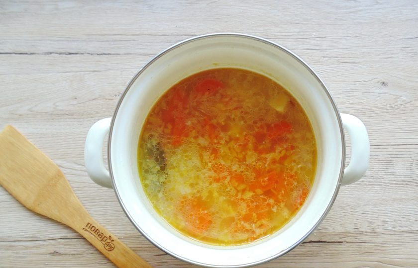 1. Этап. Уха из минтая с рисом: Варите уху до готовности всех ингредиентов еще 15 минут и выключайте.