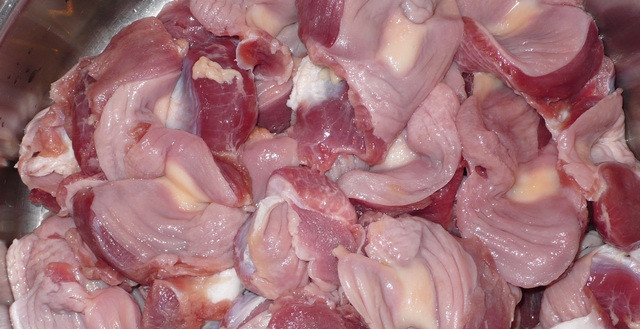 1. Этап. Куриные желудки в мультиварке: Куринные желудки промываем и удаляем ненужные жилки.