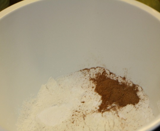 1. Этап. Пирог с медом простой: 1. Первым делом включите духовку, оставьте ее разогреваться до 180 градусов. В глубокую мисочку просейте муку и разрыхлитель. Добавьте щепотку соли, мускатный орех и корицу. Также для аромата можно в рецепт приготовления пирога с медом простого использовать цедру апельсина.