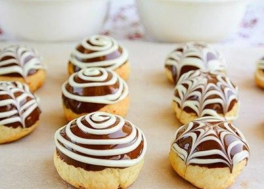 1. Этап. Творожно-шоколадное печенье: Противень смажьте сливочным маслом. Аккуратно выложите на него сформированные шарики. Выпекать печенье нужно при температуре 180 градусов около 30 минут. Когда тесто затвердеет, печенье можно вынимать из духовки. Остывшее печенье можно украсить растопленным шоколадом. Здесь есть простор для вашей фантазии.