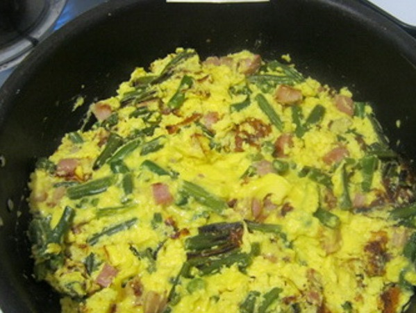 1. Этап. Омлет с крахмалом: Жарьте в течение 5 минут, затем смешайте лопаткой содержимое сковороды и оставьте на выключенной плите под крышкой еще на 5 минут. Посыпьте готовый омлет зеленью и сразу подайте на стол.