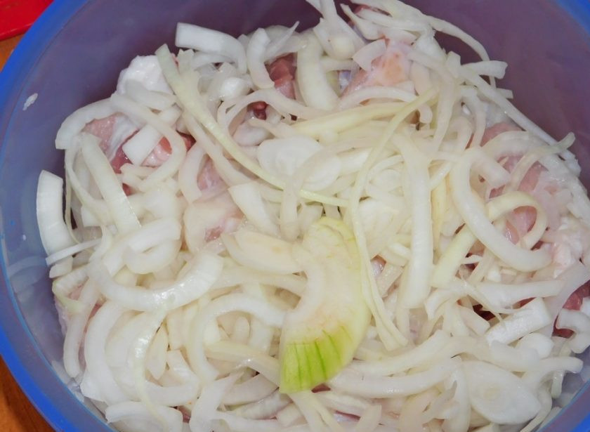 1. Этап. Грудинка в горчичном маринаде на углях: К мясу добавьте нарезанный лук.