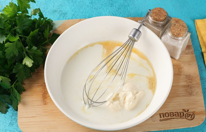 1. Этап. Заливной пирог на кефире и майонезе: Добавьте кефир и майонез. Перемешайте.