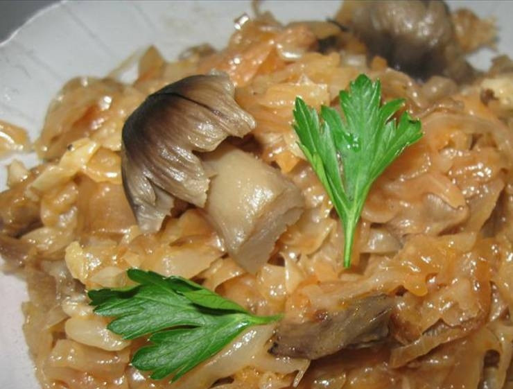 1. Этап. Тушеная квашеная капуста с грибами: Влейте немного воды, тушите под крышкой до готовности (20 минут). За 5 минут до конца добавьте томатную пасту, сметану, соль и специи. Наше блюдо готово, только украсьте его зеленью. Можно подавать к столу!