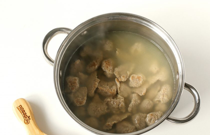 1. Этап. Печеночные клецки: Вскипятите подсоленную воду и зачерпывая небольшое количество печеночной массы (не больше половины чайной ложки), опускайте в кастрюлю, помогая второй ложкой клецке соскользнуть вниз. Варите клецки после всплытия около 5 минут.