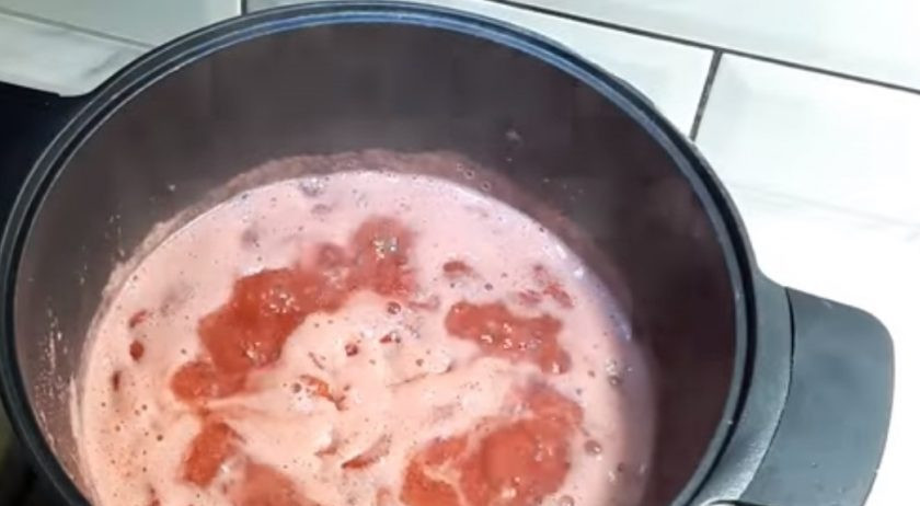 1. Этап. Клубнично-лимонный джем: 3. Клубнику доведите до кипения и варите 3 минуты, непрерывно помешивая. Снимите пенку и дайте сахару раствориться. То же проделайте с лимонами, но кипятите их 5 минут.