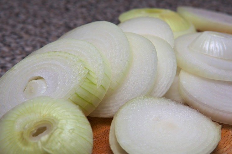 1. Этап. Мягкий шашлык из говядины: 4. Нарежьте лук кольцами.