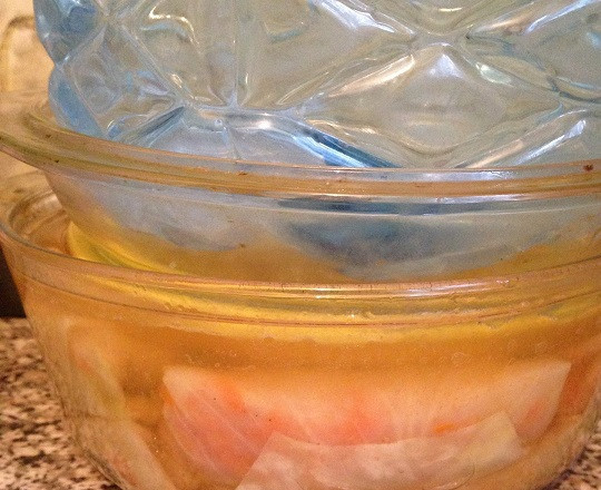 1. Этап. Маринованные голубцы с морковкой: 9. Залейте все немного остывшим маринадом, сверху установите пресс. Оставьте маринованные голубцы с морковкой в домашних условиях минимум на 2 суток, а затем снимите пресс и переложите блюдо в холодильник еще на сутки. Приятного аппетита!