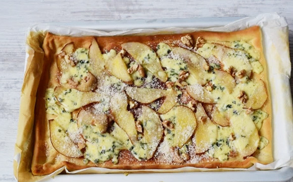 1. Этап. Пицца с грушами и сыром: 5. Выпекайте пиццу еще 7-8 минут при температуре 200 градусов до золотистого цвета. Горячую пиццу присыпьте тертым пармезаном и на несколько минут покройте фольгой, чтобы тесто стало мягче.