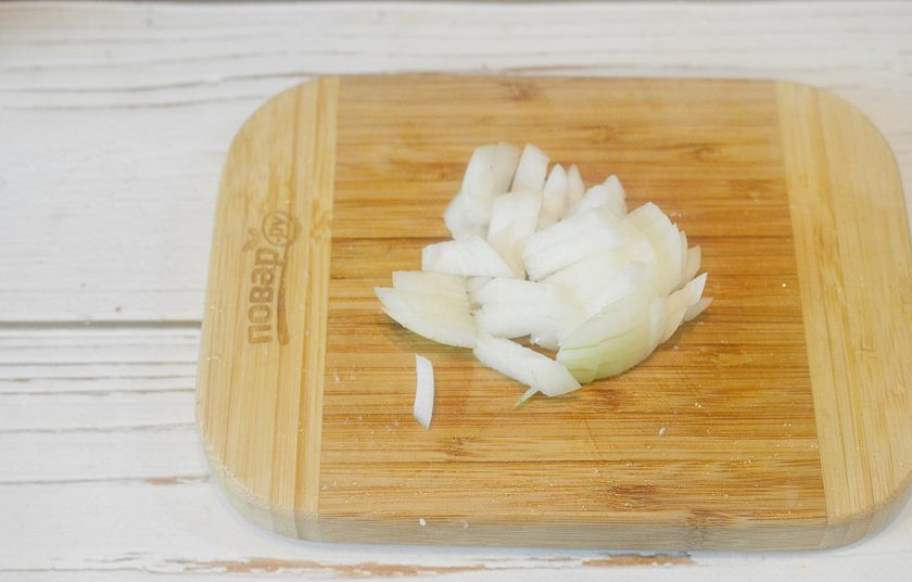 1. Этап. Свинина барбекю по-корейски: 3. Лук нарежьте кубиками.