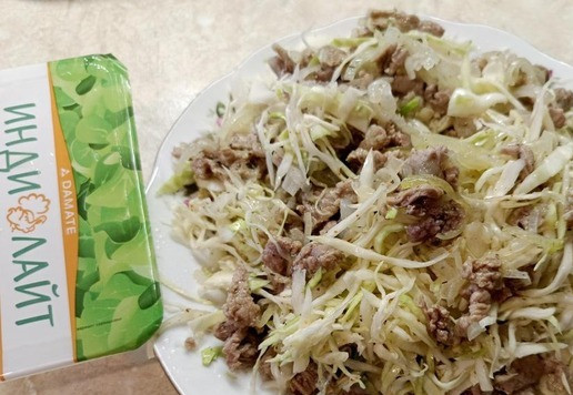 1. Этап. Капустный салат с индейкой и блинчиками: В капусту выложить горячее содержимое сковороды. Масло тоже вылить в салат. Перемешать.