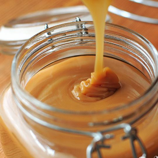 1. Этап. Медовый крем: По готовности можно подавать сразу же, либо дать остыть и хранить в герметичном контейнере в холодильнике. Не бойтесь если масса, по изъятию из холодильника, будет очень густой, вам потребуется лишь слегка подогреть её в микроволновке или на паровой бане. Приятного, вам, аппетита.