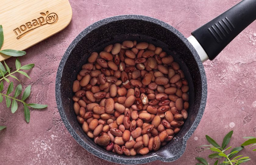 1. Этап. Бобовая паста Анко: Переложите фасоль в кастрюлю с толстым дном, влейте чистую воду так, чтобы она покрывала фасоль примерно на 5 см. выше. Доведите до кипения, проварите 10 минут. Оставьте на 10 минут, затем слейте воду.