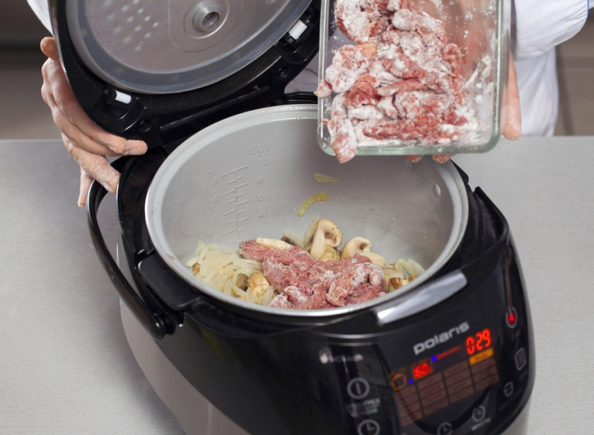 1. Этап. Бефстроганов с грибами в мультиварке: Измельчите лук. Влейте в чашу мультиварки оливковое масло, обжарьте лук в режиме 