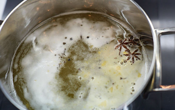 1. Этап. Сбитень ржаной: Перелейте жидкость в сотейник, добавьте мёд и пряности. Доведите до кипения и снимите с огня.