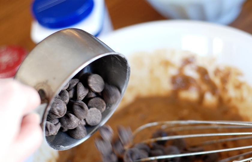 1. Этап. Кофейные маффины: 4. Добавить шоколадные чипсы и перемешать.