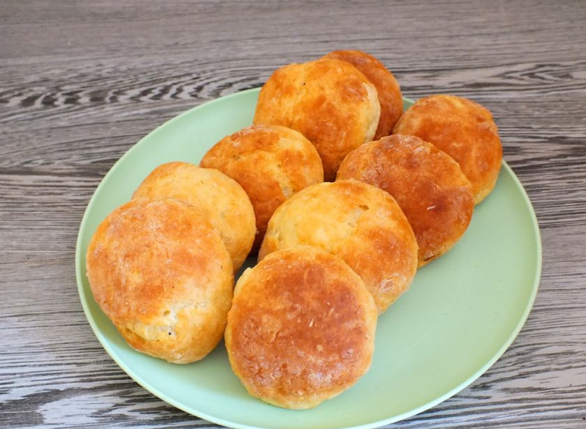 1. Этап. Кокосовое печенье с творогом: Снимите с пергамента печенье. Переложите на блюдо.