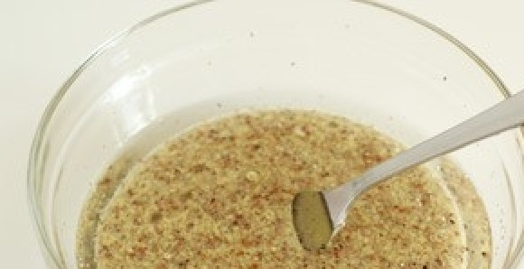 1. Этап. Шашлык из бедра индейки: В миске смешайте всё для маринада: уксус, соль, перец, горчицу, масло, сахар.