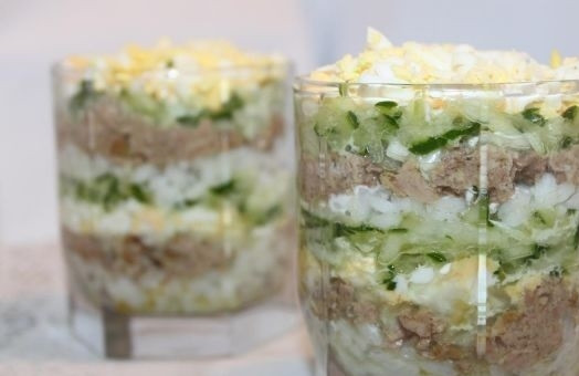 1. Этап. Салат слоеный: 9. Последний слой — огурчик. Дальше можно повторить слои. Для разнообразия закончить салатик можно не огурцом, а яйцом. Приятного аппетита!