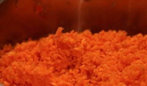 1. Этап. Аджика из помидоров на зиму: Пропускаем все через мясорубку и оставляем в одной миске.