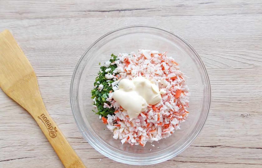 1. Этап. Яичные рулетики из крабовых палочек с сыром: Любым способом измельчите крабовые палочки. Добавьте майонез.