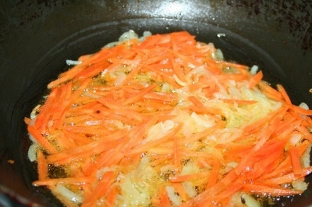 1. Этап. Поджарка для супа: Ставим сковороду на средний огонь, добавляем растительное масло (рафинированное). Как только масло нагреется, бросаем в сковородку наши измельченные овощи - лук и морковь. Обжариваем несколько минут, периодически перемешивая, чтобы овощи не пригорали. Затем, как только они подрумянятся, солим и перчим по вкусу. Поджарка готова! Можно выкладывать ее в суп!