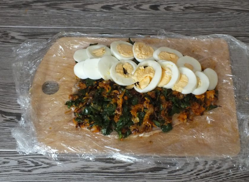 1. Этап. Скумбрия фаршированная с желатином и яйцом: На одной половине скумбрии разложите нарезанное кругляшками яйцо. Его может потребоваться чуть меньше, зависит от размера рыбы.