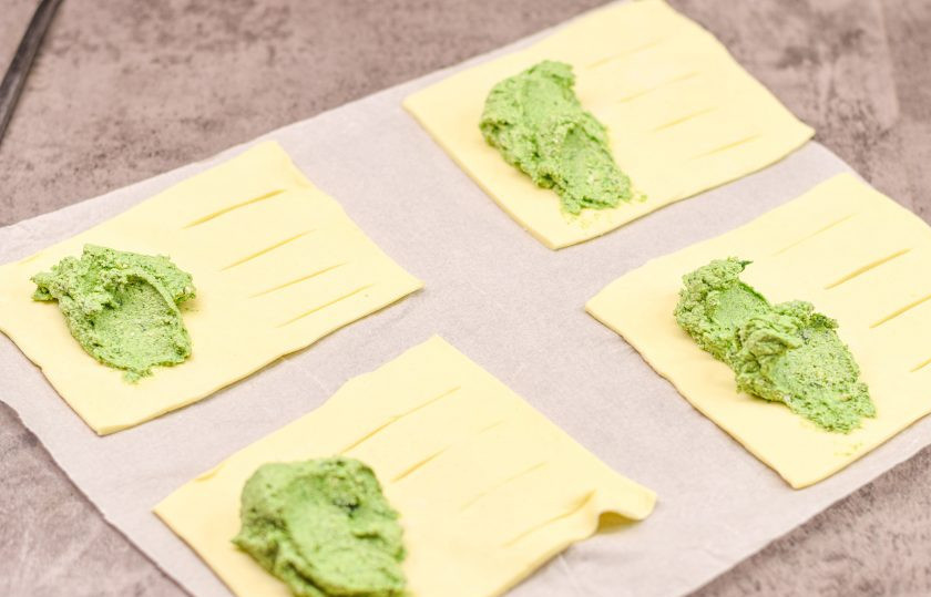 1. Этап. Слоеные пирожки с рикоттой и шпинатом: На половину каждой заготовки выложите приготовленную начинку.