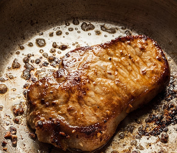 1. Этап. Стейк из свинины Вкуснейший: 4. Жарьте на среднем огне примерно 4-5 минут с каждой стороны. После выложите на подогретую тарелку и оставьте еще на пару минут 