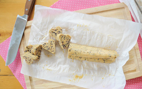 1. Этап. Печенье-валентинки: 5. Тесто отправляйте на сутки (ночь) в холодильник. На следующий день разверните бумагу или пищевую пленку и нарежьте тесто толстыми кусочками (по 1,5-2 см).