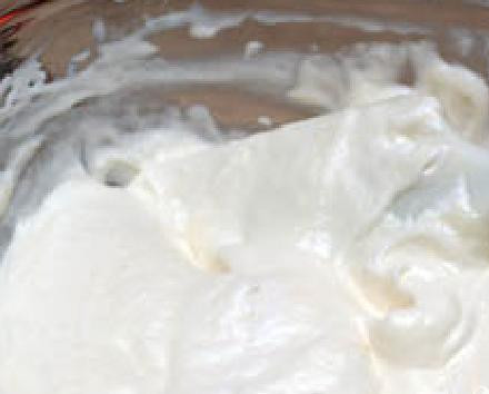 1. Этап. Мятно-шоколадный мусс: 6. Аккуратно добавить яичные белки в охлажденную шоколадную смесь, перемешать. Аккуратно добавить взбитые сливки, перемешать. Украсить мусс листьями мяты и шоколадной стружкой и подавать.