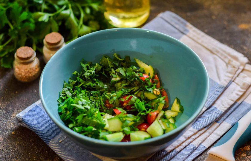 1. Этап. Салат с булгуром и тунцом: Переложите в глубокую миску помидоры, огурцы, зелень.