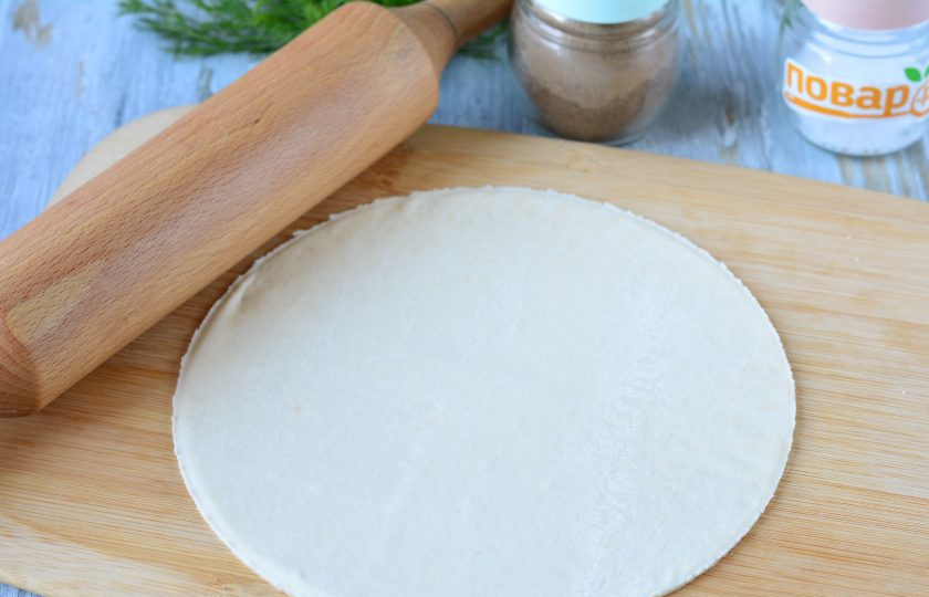 1. Этап. Самосы с овощами: Слоеное размороженное тесто раскатайте в круги диаметром по 18 см.