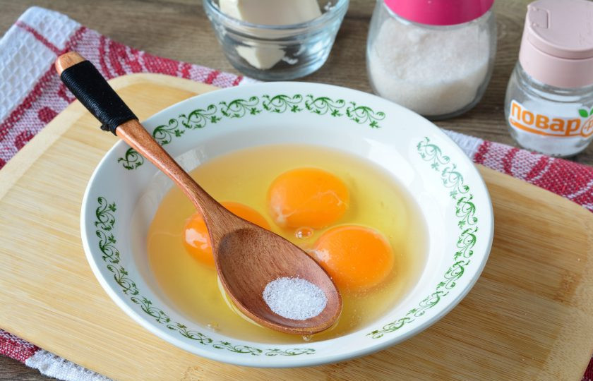 1. Этап. Омлет с бананом и сыром: Вбейте яйца в миску, добавьте по вкусу соль и сахар.